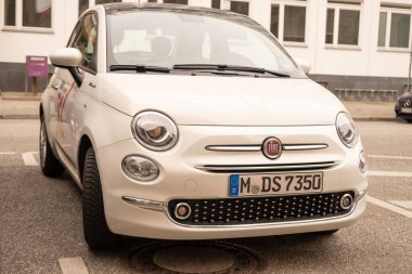 Modern beyaz Fiat 500 klasik Hatchback arabası, otoparkın yanına park edilmiş, otomotiv tutkusu, evrim arabaları, icat otomotiv endüstrisi, Berlin, Almanya - 18 Şubat 2024