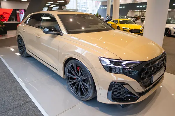 Sarı yeni stil elektrikli Audi SQ8 tüm tekerden çekişli spor geçişi K3 sınıfı, Alman Volkswagen Grubu, otomotiv endüstrisi, Frankfurt, Almanya 'da sürdürülebilir ulaşım - 4 Mart 2024