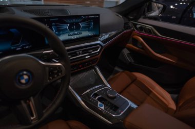 dijital gösterge kümesi, direksiyon, merkezi konsol BMW i4 elektrikli asansör sınıfı D, Alman BMW AG, otomotiv endüstrisinde çevre dostu gelişmiş teknoloji, Frankfurt, Almanya - 22 Ocak 2024