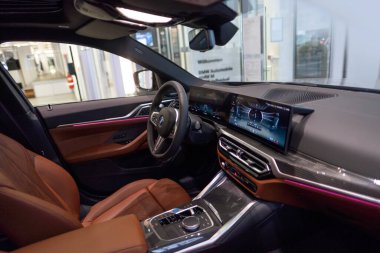 İçişleri, merkez konsol BMW i4 beş kapılı elektrikli asansör sınıfı D, Alman üretici BMW AG, otomotiv endüstrisinde gelişmiş teknoloji, Frankfurt, Almanya - 31 Ocak 2024