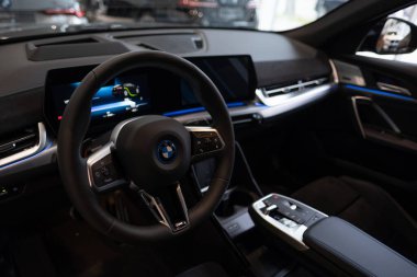 Kapalı siyah direksiyon, araç paneli, gösterge paneli, dijital gösterge kümesi, iç elektrik BMW iX2 çapraz geçişi, otomotiv endüstrisi, Sürdürülebilir Ulaşım, Frankfurt - 22 Ocak 2024
