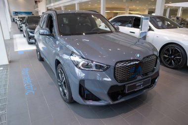 Gri BMW iX1 orta ölçekli elektrikli SUV Alman üreticisi BMW AG, güçlü elektrikli motor, otomotiv endüstrisindeki gelişmiş teknoloji, Sürdürülebilir Ulaşım, Frankfurt, Almanya - 22 Ocak 2024