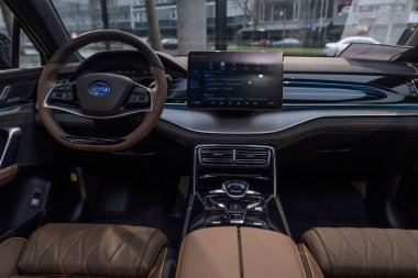 Direksiyon, elektrikli BYD Tang arabası, İçişleri, Kokpit, Enstrüman düğmeleri, BYD Otomobil, Dijital panel enstrümanları, Otomotiv Teknolojisi, Stuttgart, Almanya - 26 Ocak 2024