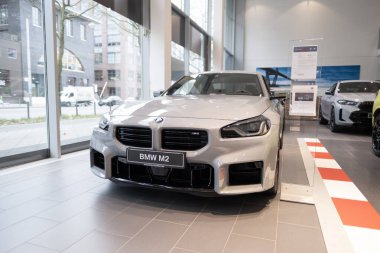 Ön görüş beyaz BMW M2 tüm elektrikli otomobil üreticisi BMW AG, güçlü elektrikli motor, otomotiv endüstrisinde gelişmiş teknoloji, sürdürülebilir ulaşım, Frankfurt, Almanya - 4 Mart 2024