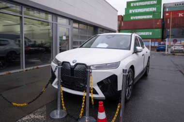 Beyaz BMW iX xDrive orta büyüklükte elektrikli geçiş aracı, Alman üretici BMW AG, otomotiv endüstrisinde gelişmiş teknoloji, sürdürülebilir ulaşım, Frankfurt, Almanya - 22 Ocak 2024