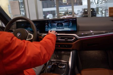 Elektronik ekran, direksiyon, kokpit BMW i4 beş kapılı elektrikli asansör sınıfı D iç, sürücü güvenliği, Frankfurt, Almanya - 31 Ocak 2024