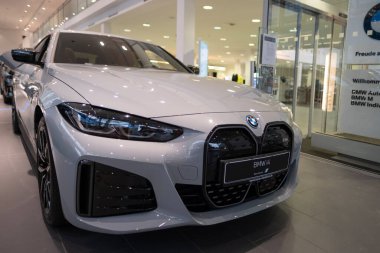 Gri BMW i4 beş kapılı elektrikli asansör sınıfı D, Alman üretici BMW AG, otomotiv endüstrisinde Eco-Friendly Advanced technology, Sürdürülebilir Ulaşım, Frankfurt, Almanya - 22 Ocak 2024