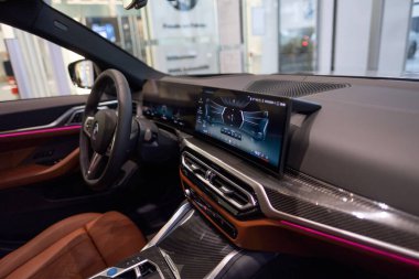 vites, direksiyon BMW i4 beş kapılı elektrikli asansör sınıfı D, Alman üretici BMW AG, otomotiv endüstrisinde çevre dostu gelişmiş teknoloji, Frankfurt, Almanya - 22 Ocak 2024