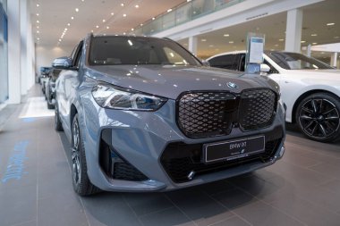 Gri BMW iX1 orta ölçekli elektrikli SUV Alman üreticisi BMW AG, güçlü elektrikli motor, otomotiv endüstrisindeki gelişmiş teknoloji, Sürdürülebilir Ulaşım, Frankfurt, Almanya - 22 Ocak 2024