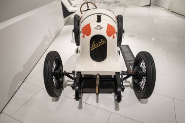Antika beyaz Avusturyalı Daimler ADS R Sascha 1922, spor otomobil sergisi Porsche Müzesi, Oldtimer retro tarzı, otomotiv tutkusu, tarih otomotiv endüstrisi gösterisi Stuttgart, Almanya - 26 Ocak 2024
