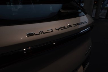 BYD Atto 3 EV, yakın çekim logosu, marka amblem paneli, elektrikli araç Çin BYD imalat tabelası, otomotiv endüstrisinde yenilik, Frankfurt, Almanya - 31 Ocak 2024