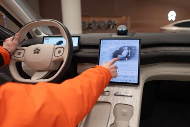 Elektronik ekran, direksiyon simidi, NIO EL6 Interior, kokpit modern EV, Test Çin Elektro-SUV, sürücü güvenliği, Frankfurt, Almanya - 31 Ocak 2024