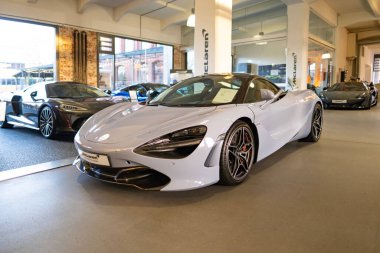 seramik gri spor araba McLaren 720S Coupe, Supercar Culture, yüksek performanslı araçların cazibesi, otomotiv zarafeti, zirve araba mühendisliği, Frankfurt, Almanya - 16 Aralık 2023