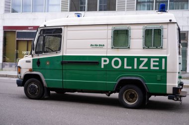 Berlin 'de sokağa park etmiş beyaz ve yeşil polis otobüsü, sembol kanunu ve düzeni, acil durum müdahalesi, ulusal güvenliğin korunmasında uluslararası işbirliği, Berlin, Almanya - 18 Şubat 2024