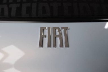 Elektronik açık mavi Fiat 500 E klasik Cabrio arabası, otomotiv tutkusu, İtalyan otomobil üreticisi Fiat Group, icat otomotiv endüstrisi fuarı Frankfurt, Almanya - 4 Mart 2024