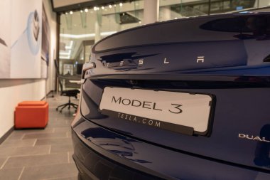 mavi Tesla elektrikli araba modeli Stüdyo 3, otomatik pilot ve çevre dostu motorlar, ev Çevresel sürdürülebilirlik, otomotiv endüstrisi ve karbon emisyonlarının azaltılması, Berlin, Almanya - 17 Şubat 2024