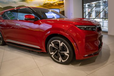 Stüdyoda kırmızı Vinfast vf 9 elektrikli SUV, Vietnam otomotiv endüstrisinde gelişmiş teknolojiler, Çevresel sürdürülebilirlik, araba galerileri, test sürüşleri, Berlin, Almanya - 17 Şubat 2024