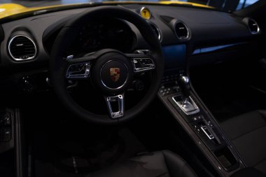 Direksiyon, İçişleri, Kokpit Porsche Boxster Cabrio 718 Spyder RS yarış arabası, sergilenen otomotiv performansı, Alman mühendisliği, Otomotiv performansı, Wiesbaden, Almanya - 25 Ocak 2024