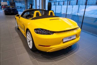 Güçlü sarı 718 Boxster Spyder RS açık kapaklı yarış arabası, sergilenen otomotiv performansı, Alman mühendisliği, otomotiv performansı, Wiesbaden, Almanya - 25 Ocak 2024