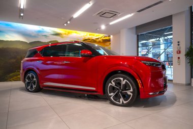 Stüdyoda yeni kırmızı Vinfast vf 9 elektrikli SUV, Vietnam otomotiv endüstrisinde gelişmiş teknolojiler, çevresel sürdürülebilirlik, araba bayileri, test sürüşleri, Berlin, Almanya - 17 Şubat 2024