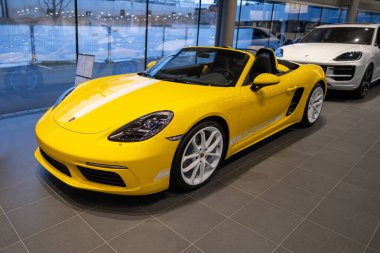 Güçlü sarı 718 Boxster Spyder RS açık kapaklı yarış arabası, sergilenen otomotiv performansı, Alman mühendisliği, otomotiv performansı, Wiesbaden, Almanya - 25 Ocak 2024
