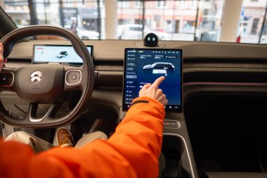Elektronik ekran, direksiyon simidi, NIO EL6 Interior, kokpit modern EV, Test Çin Elektro-SUV, sürücü güvenliği, Frankfurt, Almanya - 31 Ocak 2024