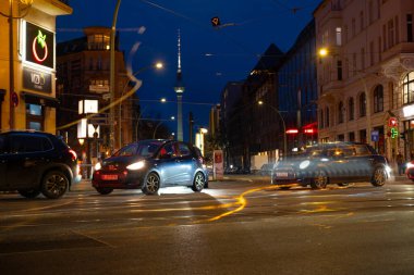 Oranienburger Caddesi, aydınlık binalar ve Fernsehturm TV kulesi gece hayatı, sürdürülebilirlik ve çevre, Berlin, Almanya - 19 Şubat 2024