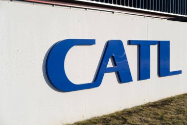 Reklam logosu CATL Çağdaş Amperex Technology Co. Cephe binasında sınırlı elektrikli araç bataryası üreticisi, Technology, Arnstadt, Almanya 'da sürdürülebilir kalkınma - 05 Şubat 2024