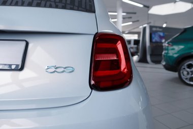 Elektronik açık mavi Fiat 500 E klasik Cabrio arabası, otomotiv tutkusu, İtalyan otomobil üreticisi Fiat Group, icat otomotiv endüstrisi fuarı Frankfurt, Almanya - 4 Mart 2024