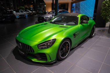 Güçlü yeşil Mercedes-AMG GT 63 S E Performans yarış arabası, sergilenen otomotiv performansı, Alman mühendisliği, Otomotiv performansı, Wiesbaden, Almanya - 25 Ocak 2024