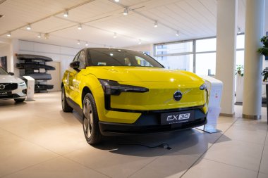 limon yeşili Volvo EX30 elektrikli SUV İsveçli otomobil üreticisi Volvo Cars, sergilenen parlak tasarım, otomotiv endüstrisindeki teknoloji, Sürdürülebilir Ulaşım, Frankfurt, Almanya - 4 Mart 2024