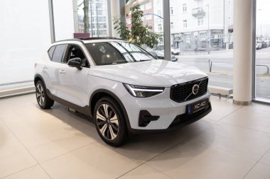 İsveçli otomobil üreticisi Volvo Cars tarafından üretilen yeni beyaz Volvo XC40 elektrikli SUV, parlak tasarım, modern stil, Sürdürülebilir Ulaşım, Frankfurt, Almanya - 4 Mart 2024
