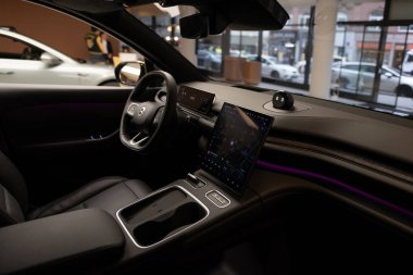 Kapalı siyah enstrüman paneli, gösterge paneli, dijital gösterge kümesi, İçişleri, direksiyon elektrikli Nio EL6, sıfır emisyonlu ulaşım, elektrikli araba yeniliği, Frankfurt, Almanya - 4 Mart 2024