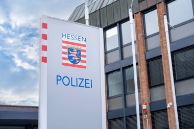 Hesse 'deki bilgi pankartı, kamu güvenliği, kamu hizmeti, hukuk ve düzen ile modern polis teşkilatı, Frankfurt, Almanya' da toplumumuzu güvende tutuyor - 4 Mart 2024