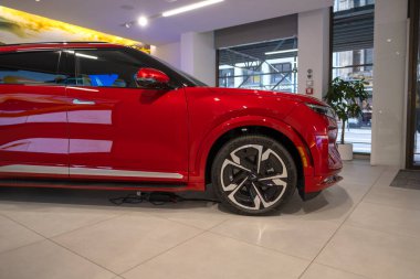 Stüdyoda yeni kırmızı Vinfast vf 9 elektrikli SUV, Vietnam otomotiv endüstrisinde gelişmiş teknolojiler, çevresel sürdürülebilirlik, araba bayileri, test sürüşleri, Berlin, Almanya - 17 Şubat 2024