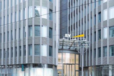 EY International denetim, danışmanlık şirketi Ernst ve Young, Business and Finance, uluslararası şirketler dünya ekonomisi, Berlin, Almanya - 17 Şubat 2024