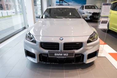 Ön görüş beyaz BMW M2 tüm elektrikli otomobil üreticisi BMW AG, güçlü elektrikli motor, otomotiv endüstrisinde gelişmiş teknoloji, sürdürülebilir ulaşım, Frankfurt, Almanya - 4 Mart 2024