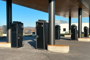 Porsche Şarj Lounge Bingen am rhein, Power Charger elektrikli araç, şarj istasyonu, Avrupa 'da elektrikli araç, alternatif enerji, teknoloji ve yenilik, Bingen, Almanya - 9 Ocak 2023