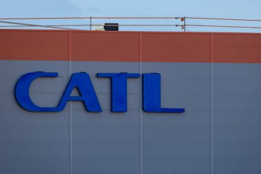 Reklam pankartı CATL Çağdaş Amperex Teknoloji Limited elektrikli araç pili üreticisi ön cephe binasında, sürdürülebilir gelişim Teknoloji, Arnstadt, Almanya - 05 Şubat 2024