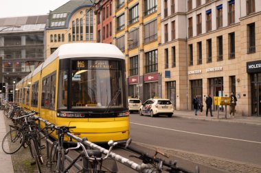 Berlin 'de şehir sokağından geçen sarı tramvay Flexity Berlin, seyahat, turizm ve şehir molaları, Everyday City hayatı, çevre dostu toplu taşıma sistemi, Berlin, Almanya - 18 Şubat 2024