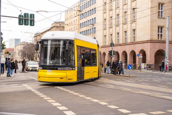 Berlin 'de şehir caddesinden geçen sarı tramvay Flexity Berlin, seyahat, turizm ve şehir molaları, çevre dostu toplu taşıma sistemi, Berlin, Almanya - 18 Şubat 2024