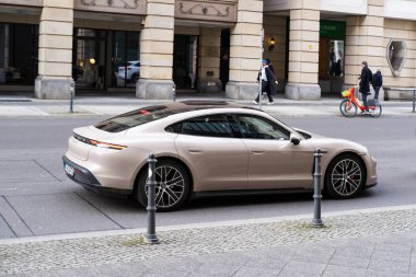 Cafe au lait renginde Porsche Taycan 4S batarya elektrikli spor araba, dört kapılı Porsche Otomobil Holding, markalı otomobil üreticisi, Berlin, Almanya - 18 Şubat 2024