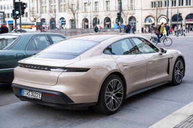 Cafe au lait renginde Porsche Taycan 4S batarya elektrikli spor araba, dört kapılı Porsche Otomobil Holding, markalı otomobil üreticisi, Berlin, Almanya - 18 Şubat 2024