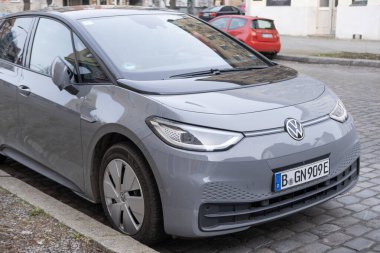 modern araba gri Volkswagen ID.3 Berlin caddesinde, çevre dostu VW elektrikli araç, otomotiv endüstrisi, sürdürülebilir ulaşım, Berlin, Almanya - 18 Şubat 2024