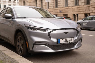 modern araba Ford Mustang Mach-E Berlin caddesinde, çevre dostu elektrikli araç, otomotiv endüstrisi, sürdürülebilir ulaşım, Berlin, Almanya - 18 Şubat 2024