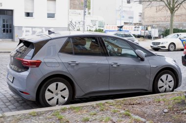 modern araba gri Volkswagen ID.3 Berlin caddesinde, çevre dostu VW elektrikli araç, otomotiv endüstrisi, sürdürülebilir ulaşım, Berlin, Almanya - 18 Şubat 2024