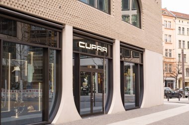 BERLIN 'deki modern ve stil sahibi CUPRA Şehir Garajı, CUPRA markasının parlak tasarımı ve yenilikçi teknolojisi, şirketin şehir sürüşü ve bağlantıları üzerine odaklanmasını yansıtıyor, Berlin, Almanya - 18 Şubat 2024