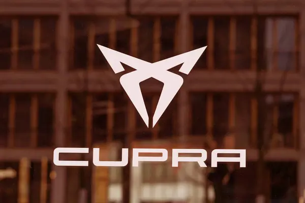 Рекламный Логотип Cupra Фасаде Города Гараж Берлин Технология Испанского Seat Лицензионные Стоковые Фото