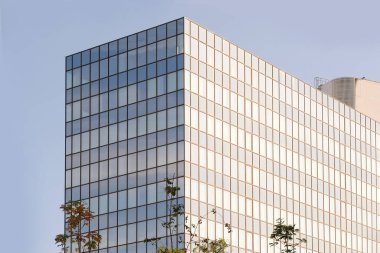 Parçalar çok katlı ofis ve Avrupa şehrinde yansıtıcı cam cepheleri, modern yüksek ofis binaları ve konut kuleleri, dinamizm çağdaş kentsel yaşam