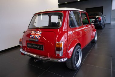 Klasik Red Classic Rover MINI Cooper 1.3 Oldtimer sergi salonunda, ikonik tasarım teknolojisi, retro-stil, Otomotiv Endüstrisi, Frankfurt, Almanya - 21 Ocak 2024
